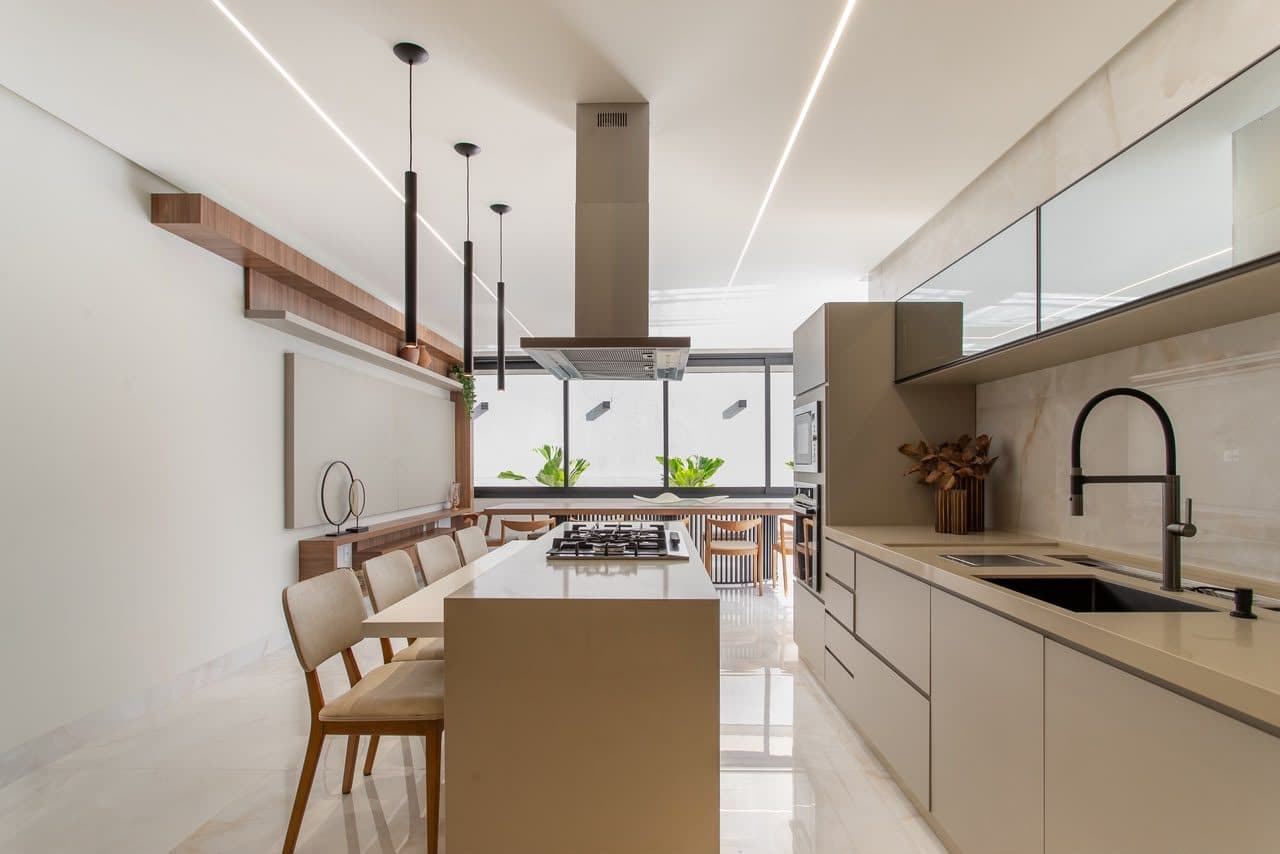 Cozinha com ilha central e iluminação suspensa