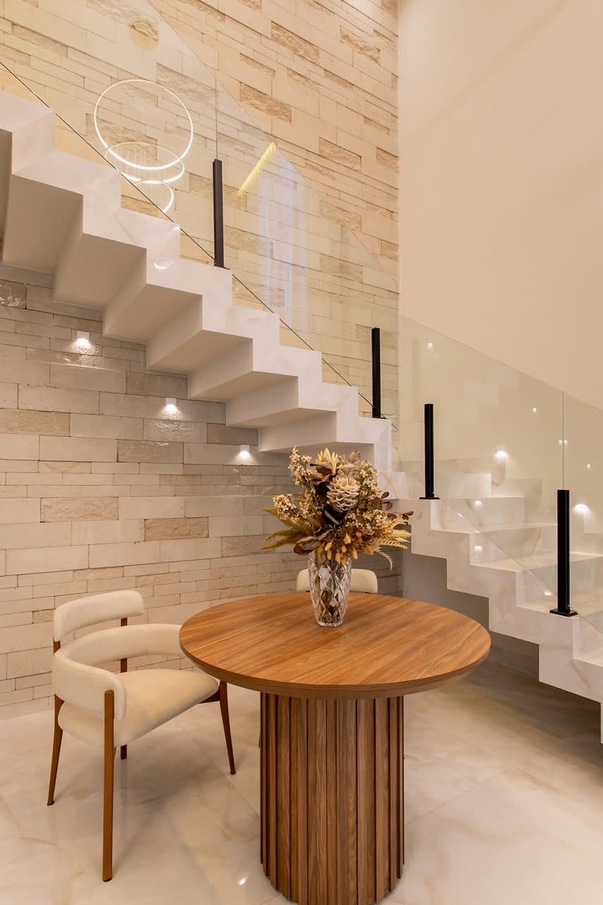 Escada de concreto com mesa de jantar