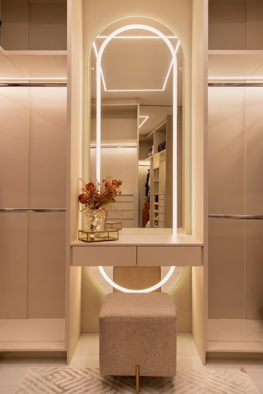 Closet com espelho e iluminação de contorno