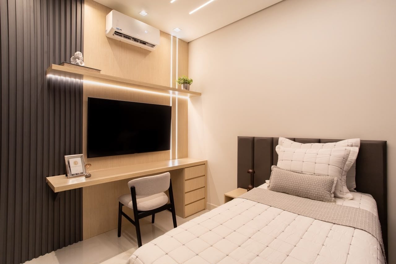 Quarto acolhedor com painel de madeira, iluminação indireta e cama com roupa de cama clara — projeto de Cristiane Arquitetura